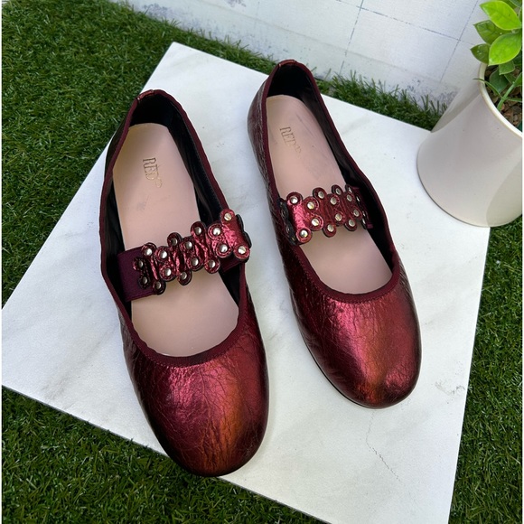 RED VALENTINO Flower Strap Ballerina
Flats red color size 36 US 6 - Picture 3 of 12